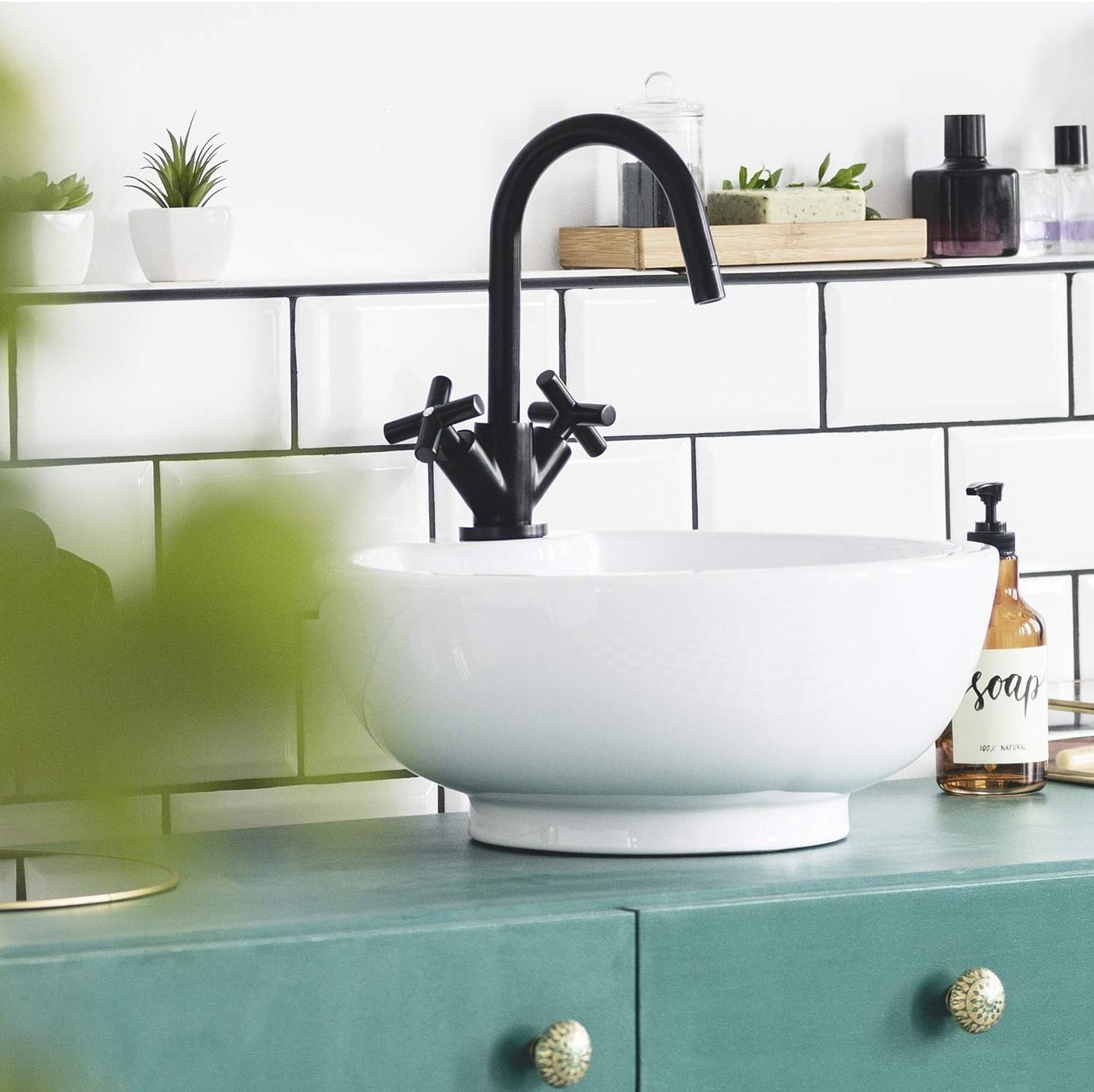 Modernes Badezimmer mit Waschbecken und weiß gestrichenen Fliesen als Anwendungsbeispiel für den ColourPlus Fliesenlack.