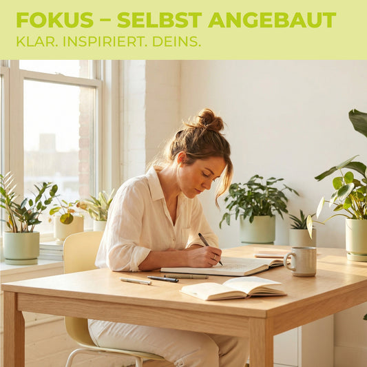 Frau schreibt konzentriert an einem Schreibtisch umgeben von Zimmerpflanzen – Lifestyle-Bild zum Green Home FOKUS Samen Starter-Set