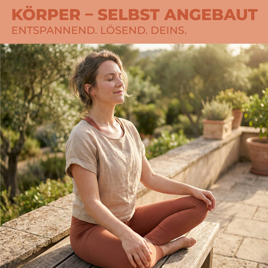 Frau meditiert entspannt im Garten – KÖRPER Cannabis Samen für körperliche Entlastung