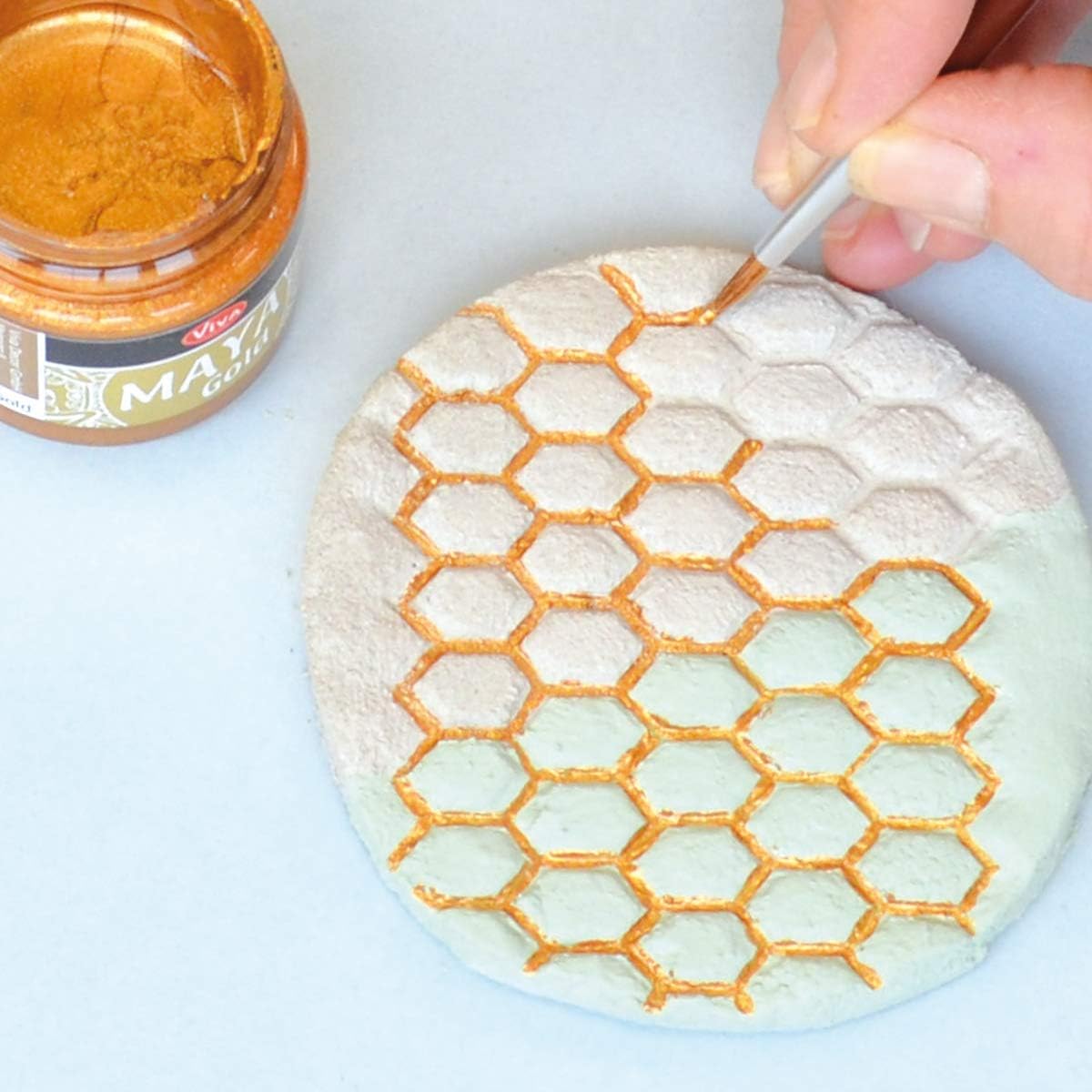 Feine Detailarbeit mit Viva Decor Maya Gold auf strukturierter Oberfläche für präzise Metallic-Akzente