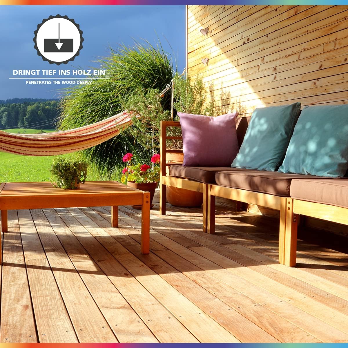Mit My Paint Holzschutzlasur Außen geschützte Holzterrasse mit Gartenmöbeln und Hinweis auf tiefes Eindringen ins Holz.