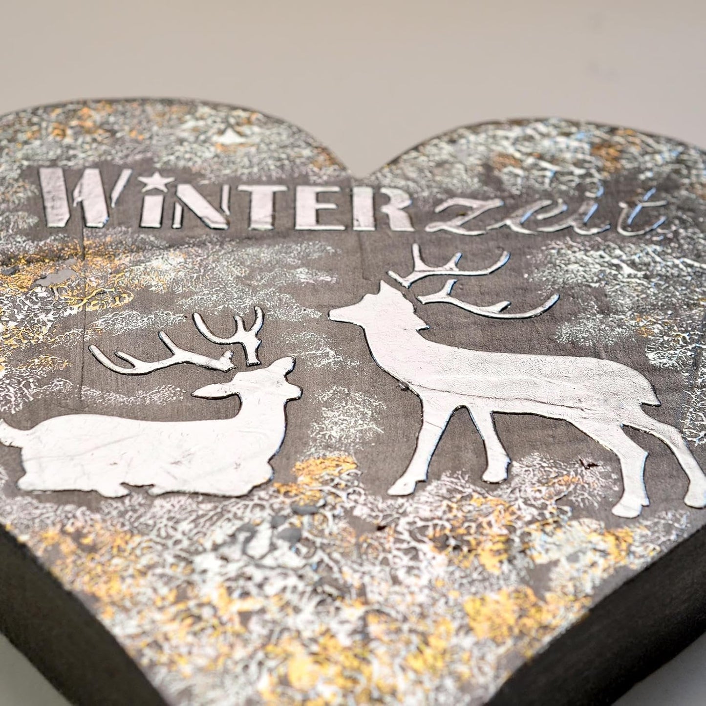 Kreatives Holzdekor mit Schrift und Metalleffekt-Folie – gestaltet mit Viva Decor Metalleffekt-Folienkleber