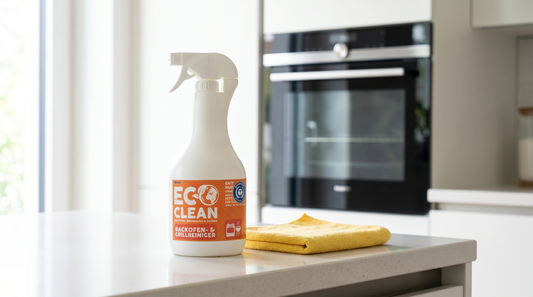 Eco Clean Backofen- und Grillreiniger Sprühflasche vor blitzsauberem Backofen