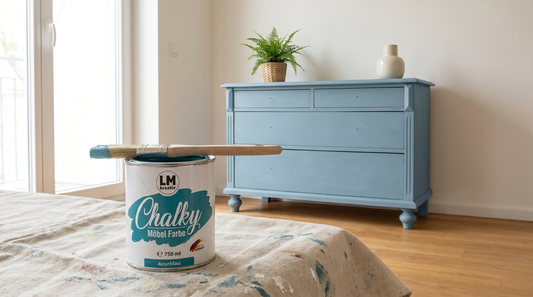 LM Kreativ Chalky Möbelfarbe Dose mit Pinsel vor frisch gestrichener Vintage-Kommode