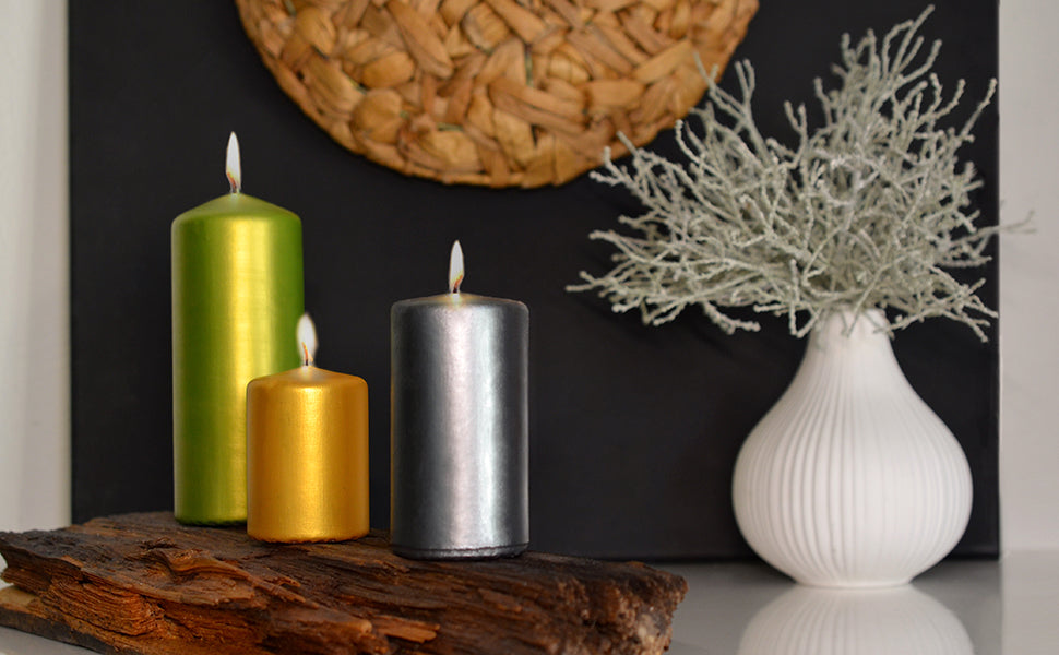 Dekorative Kerzen in Gold-, Silber- und Grüntönen mit edlem Metallic-Glanz aus Inka Gold Premium.