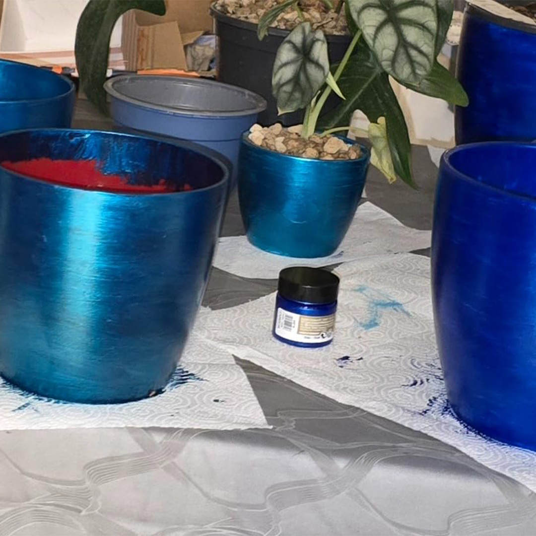 DIY-Blumentöpfe mit Maya Gold in Blau bemalt – metallisch glänzende Oberfläche auf Keramik
