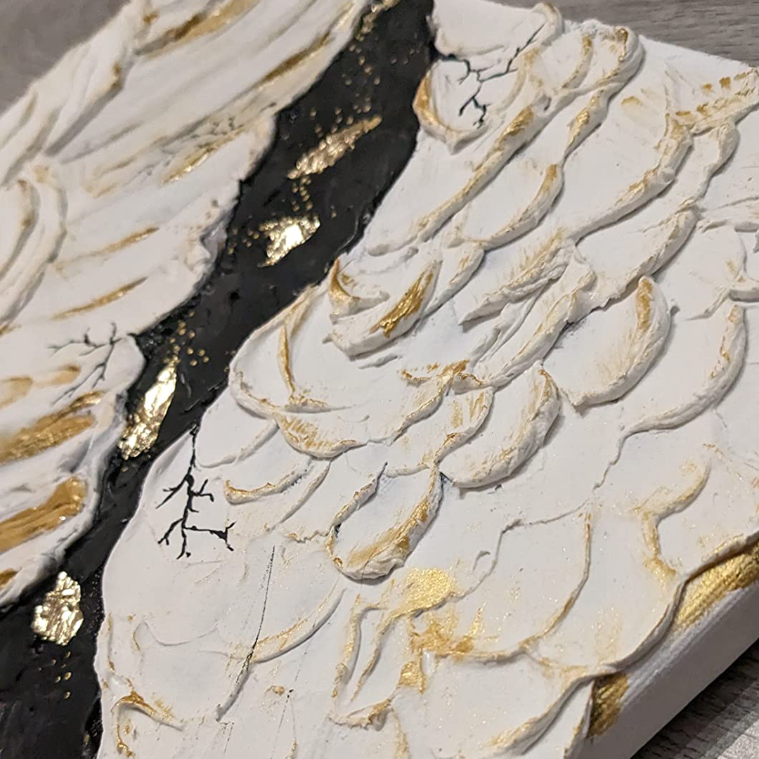 Strukturpaste mit plastischer Oberfläche und goldfarbenen Akzenten in Nahaufnahme