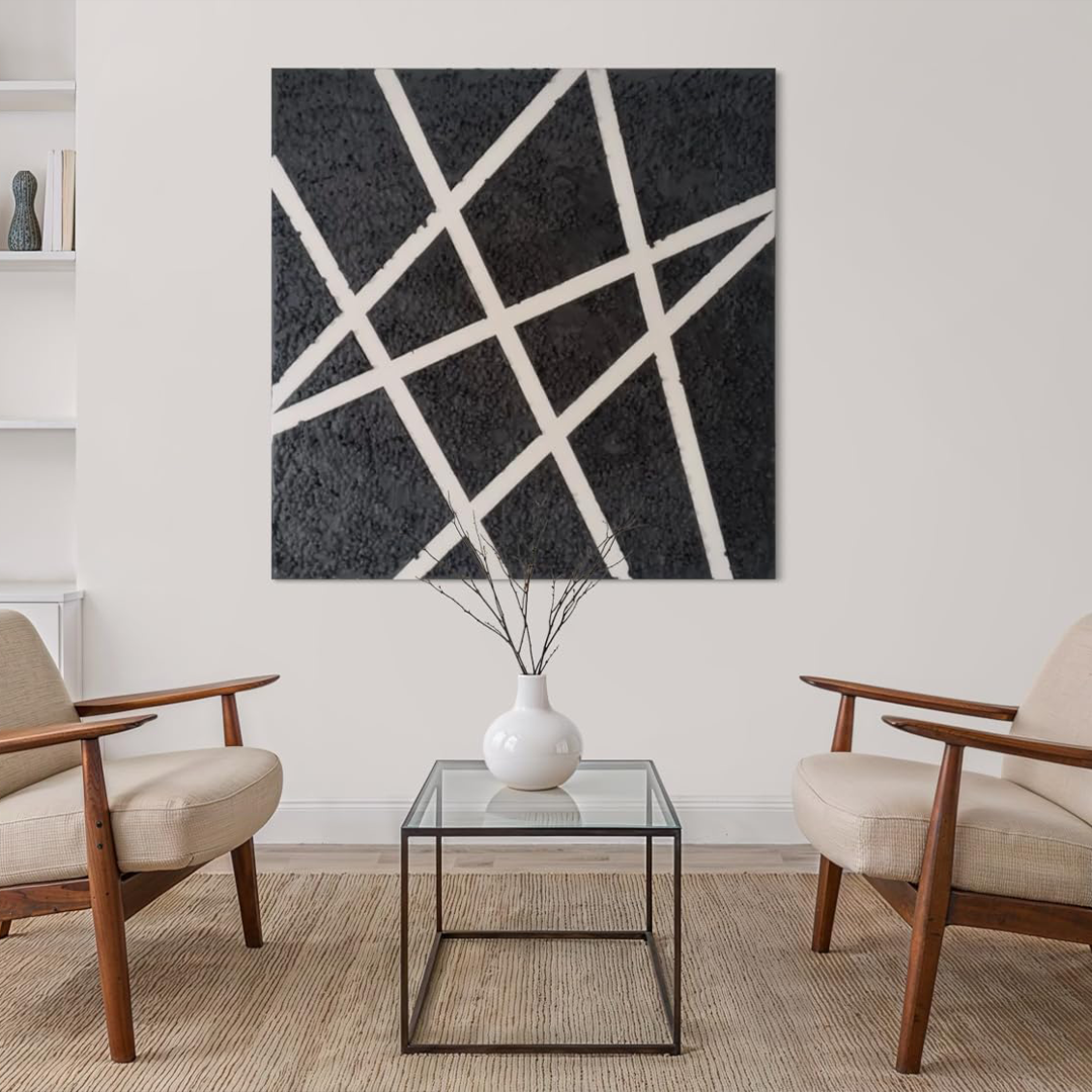Abstraktes Wandbild aus schwarzer Strukturpaste in modernem Wohnzimmer