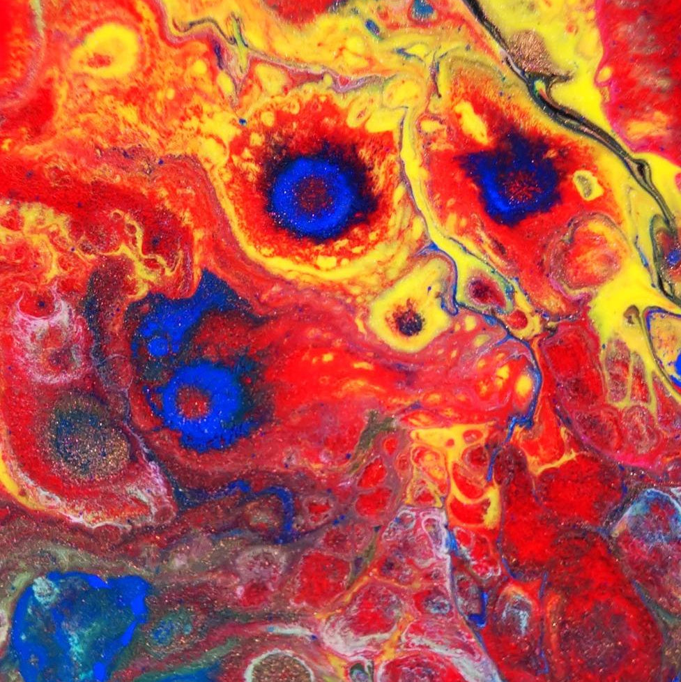 Abstraktes Acryl Pouring Gemaelde in Rot, Gelb und Blau mit ausgepraegter Zellenstruktur