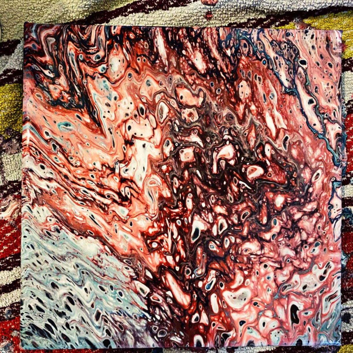 Abstrakte Acryl Pouring Leinwand in Rot, Weiss und Schwarz mit marmoriertem Muster