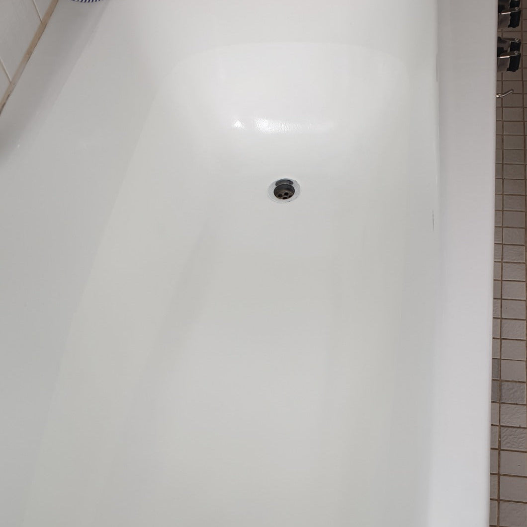 Gereinigte und neu beschichtete Badewanne in Innenansicht von oben