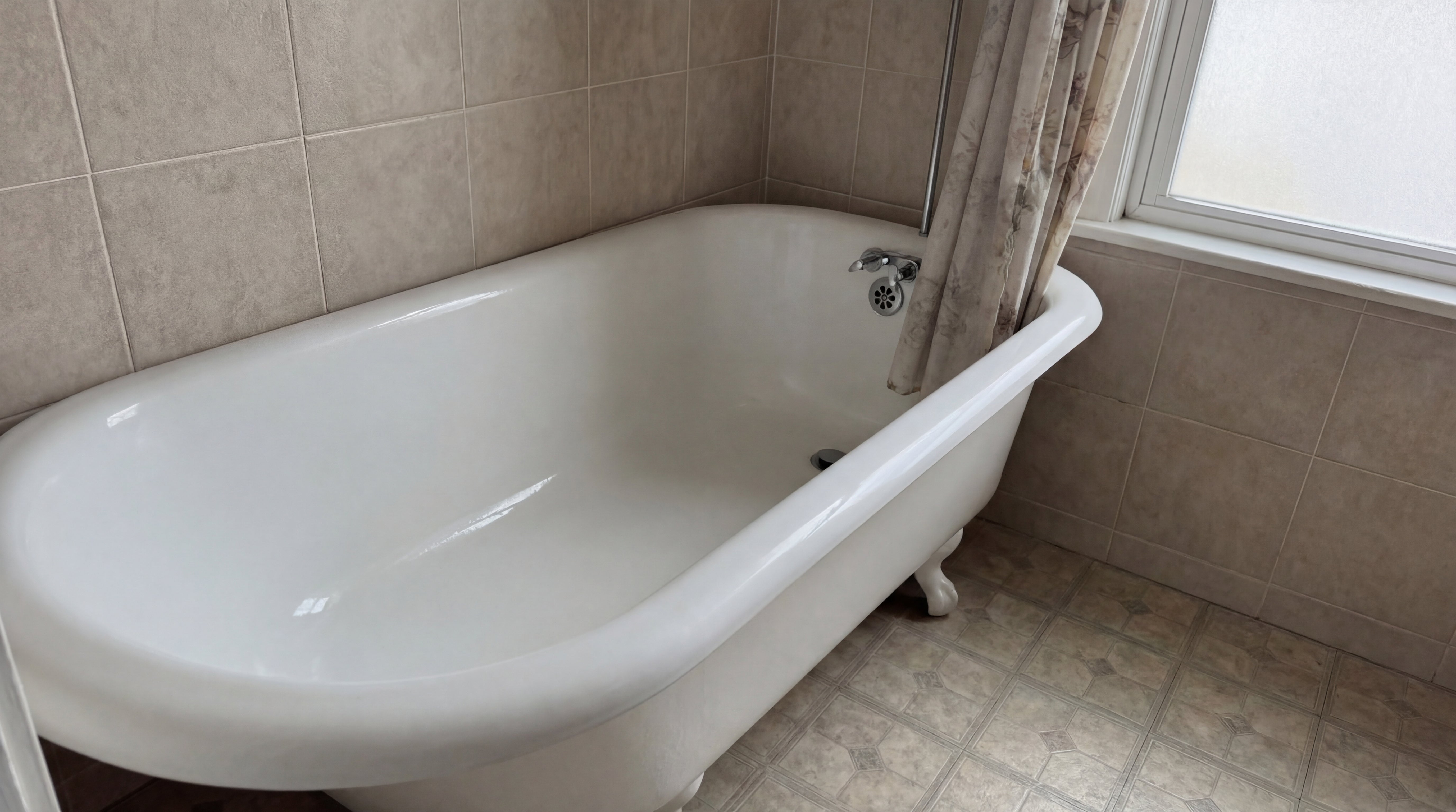 Renovierte Badewanne mit sauberer glaenzender Oberflaeche
