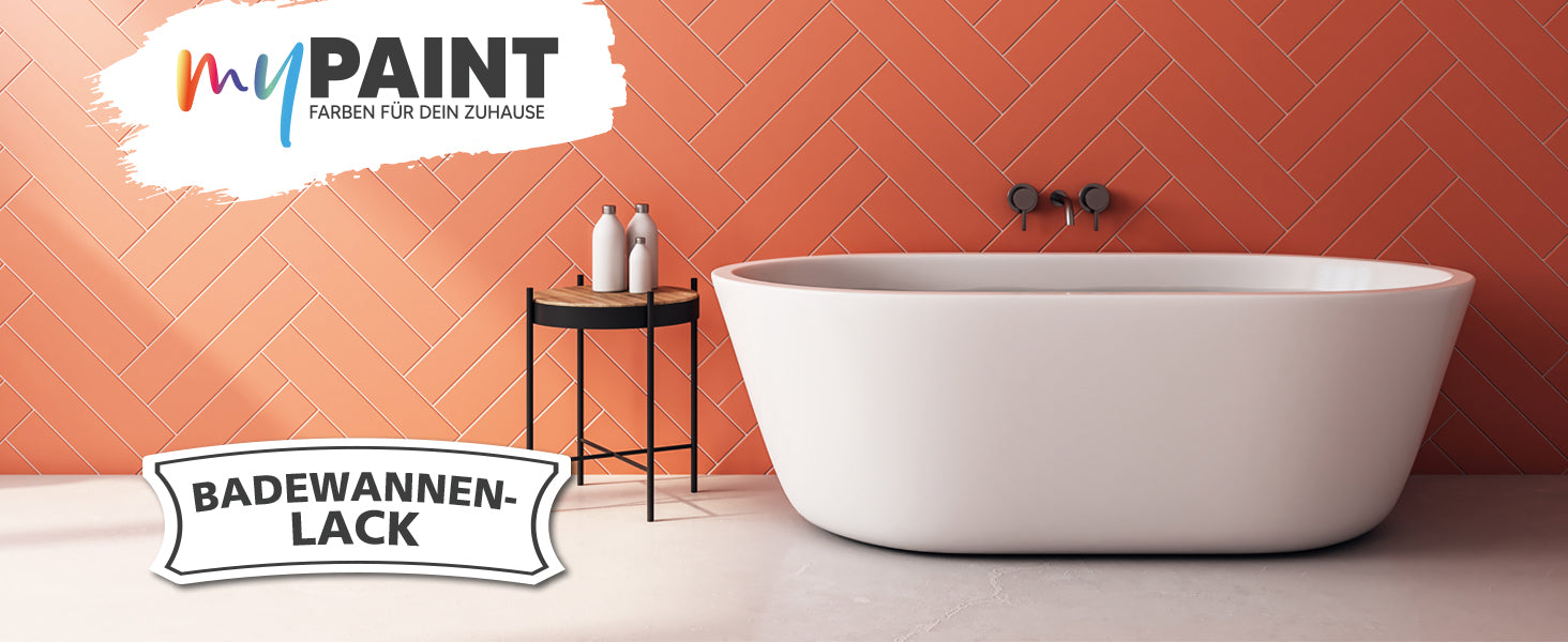 Modernes Badezimmer mit freistehender weisser Badewanne vor gemusterter Wand
