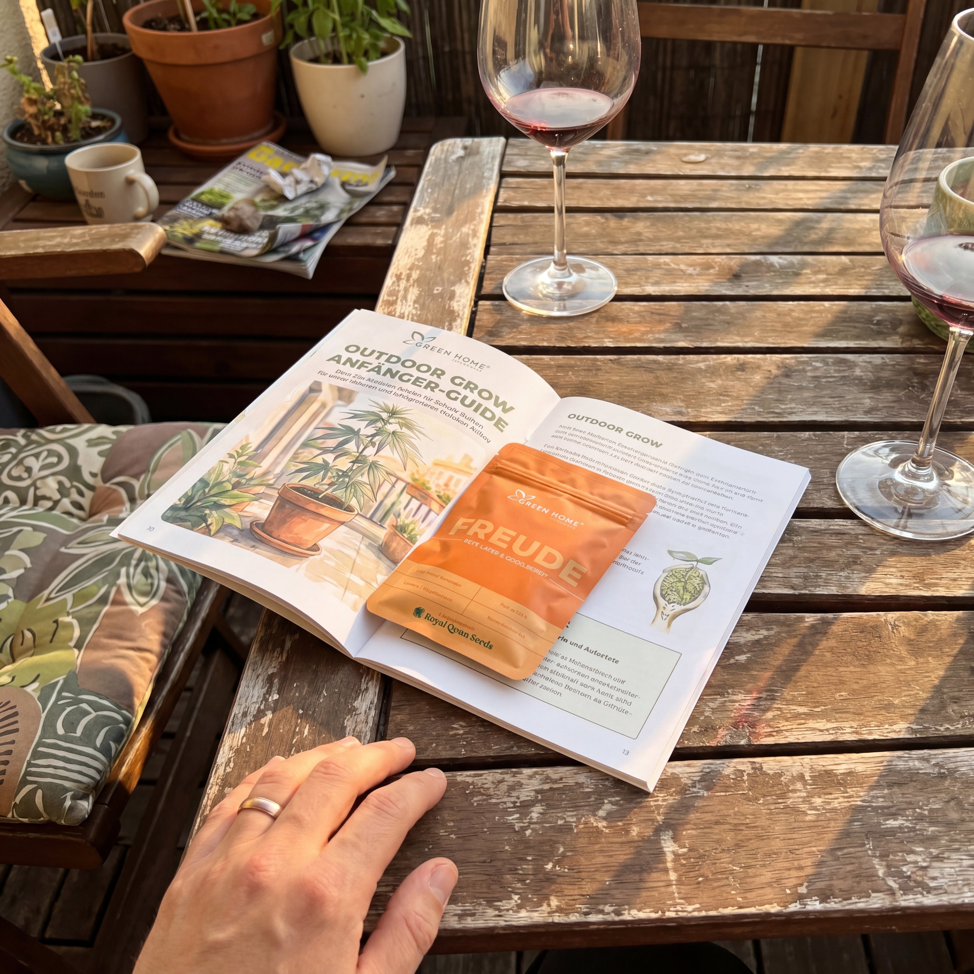 Green Home FREUDE Samentüte mit Outdoor Grow Guide auf Gartentisch in der goldenen Stunde