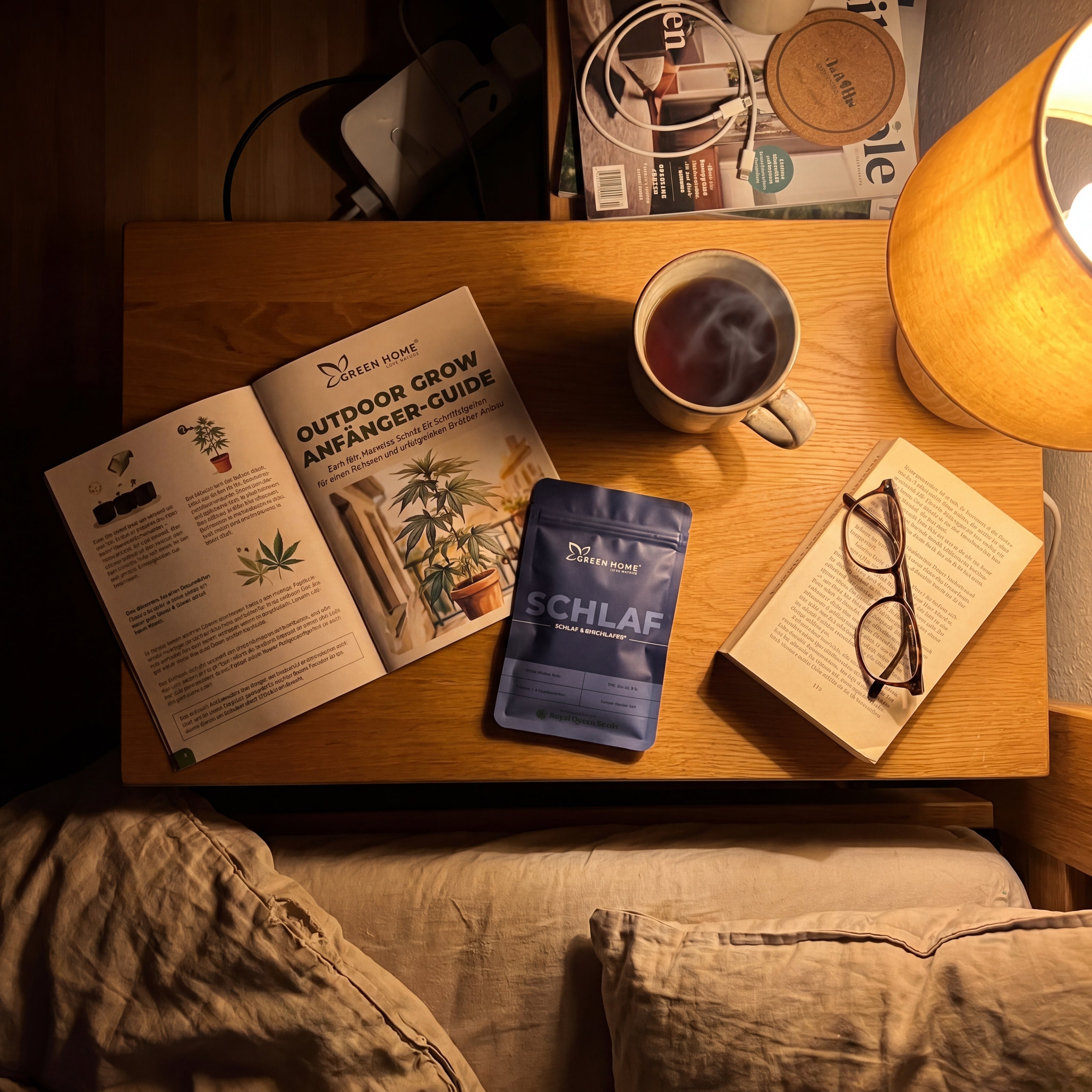 Green Home SCHLAF Samentüte mit Outdoor Grow Guide und Tee auf Nachttisch im warmen Lampenlicht
