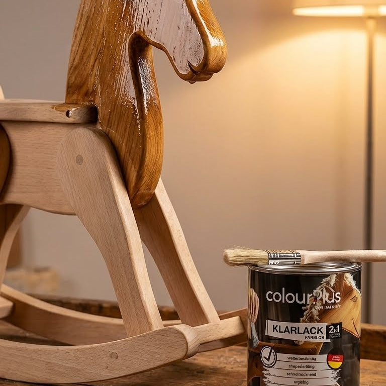 ColourPlus 2in1 Klarlack bei der Anwendung auf einem Holzschaukelpferd fuer eine strapazierfaehige Oberflaeche