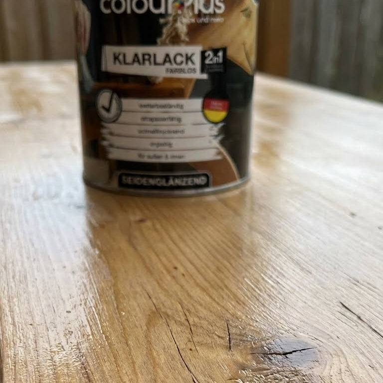 Detailaufnahme einer mit ColourPlus 2in1 Klarlack seidenglaenzend behandelten Holzoberflaeche