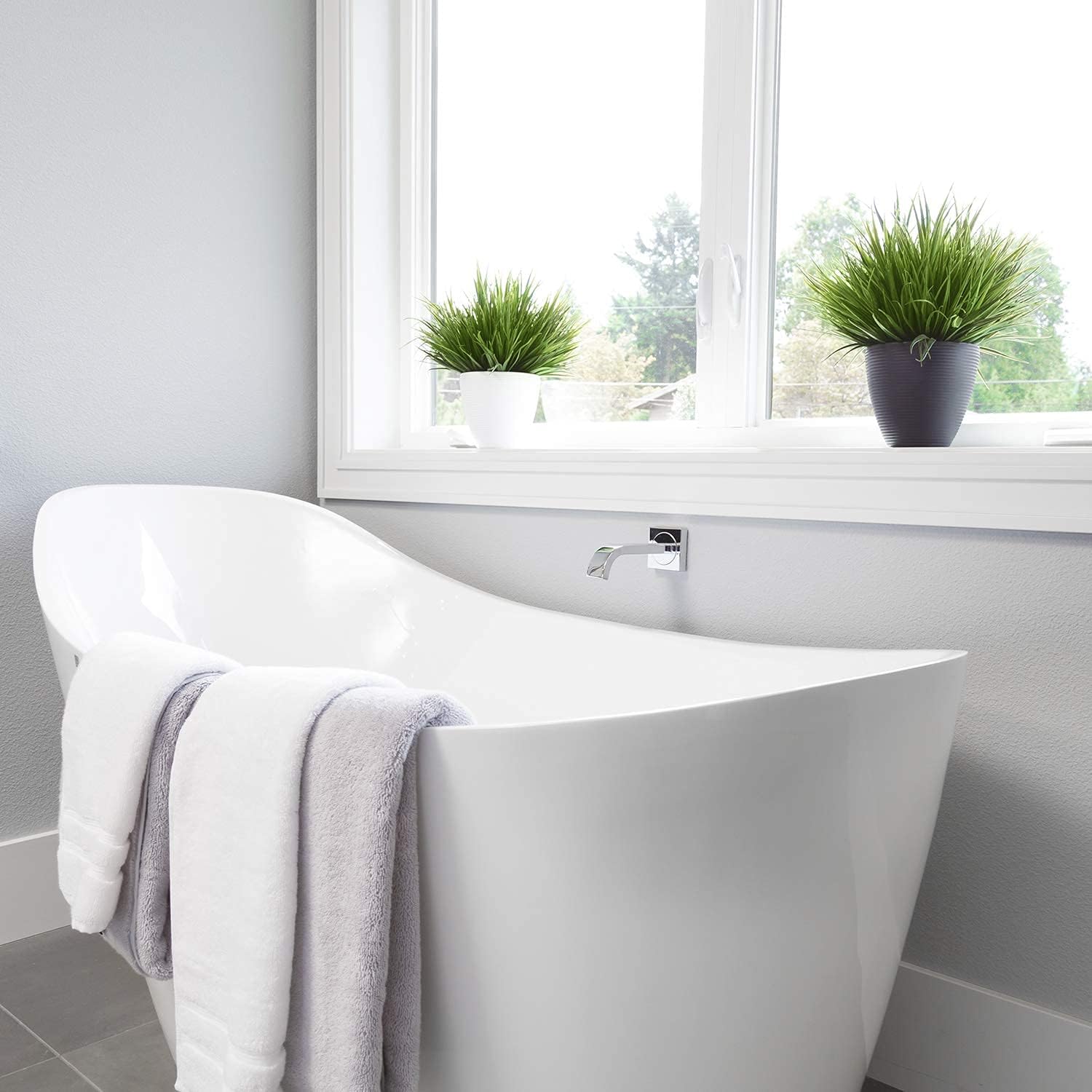 Freistehende Badewanne im hellen Badezimmer als renoviertes Beispiel mit ColourPlus Badewannenlack