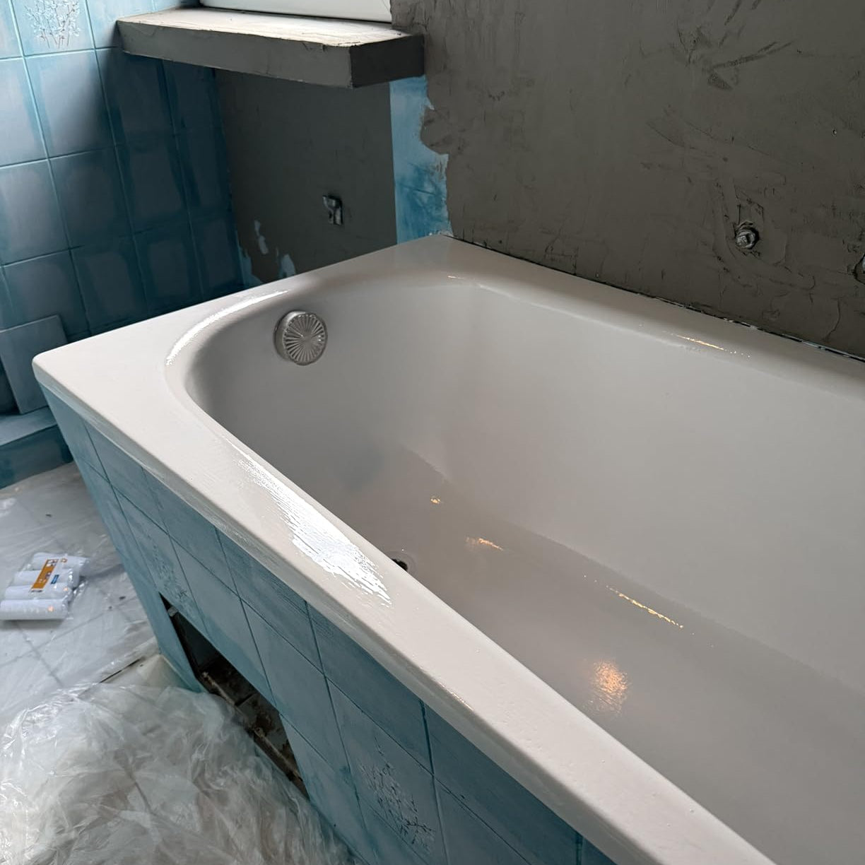 Detailaufnahme einer frisch mit ColourPlus Badewannenlack beschichteten Badewanne