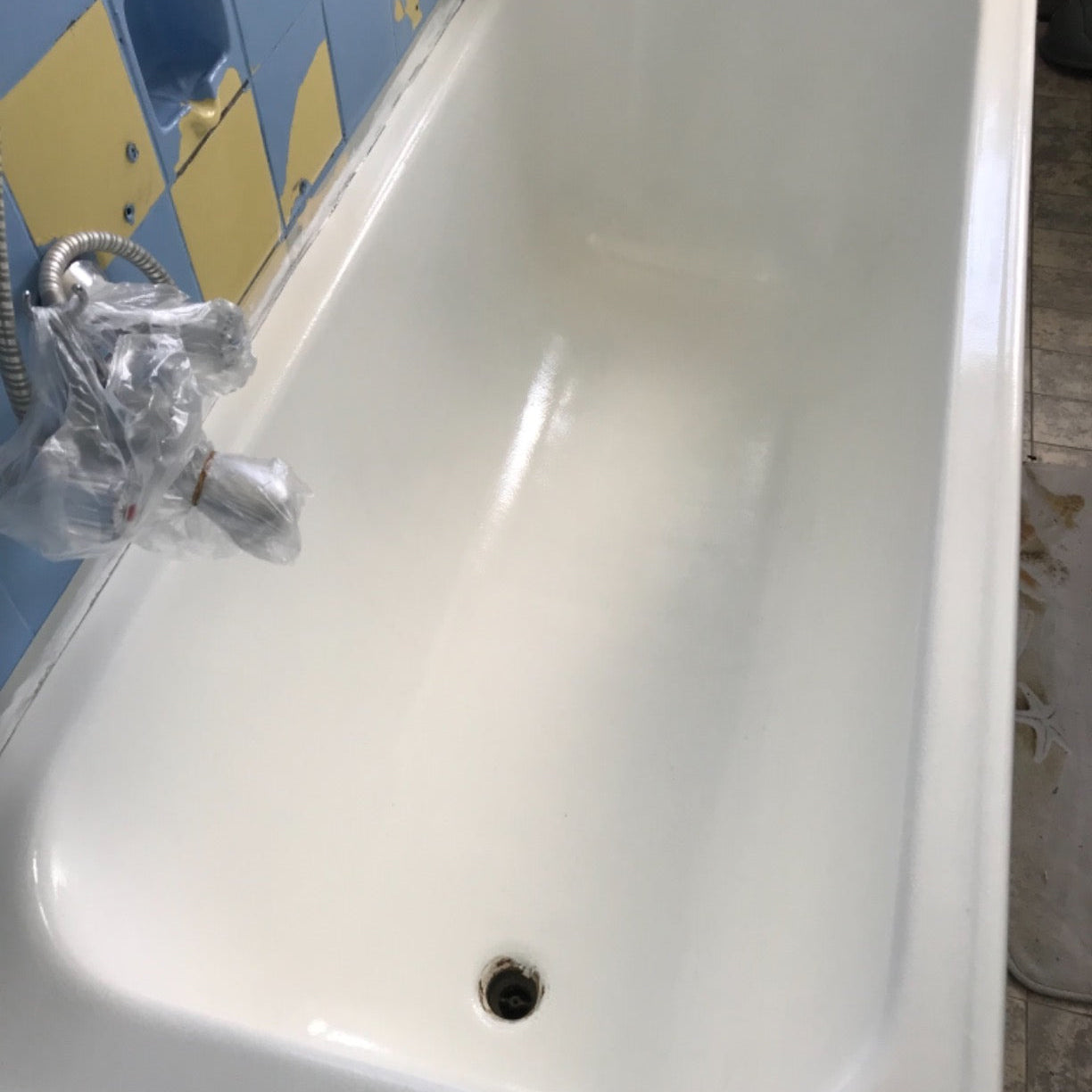 Vorher Nachher Vergleich einer gruenen Badewanne nach Beschichtung mit ColourPlus Badewannenlack