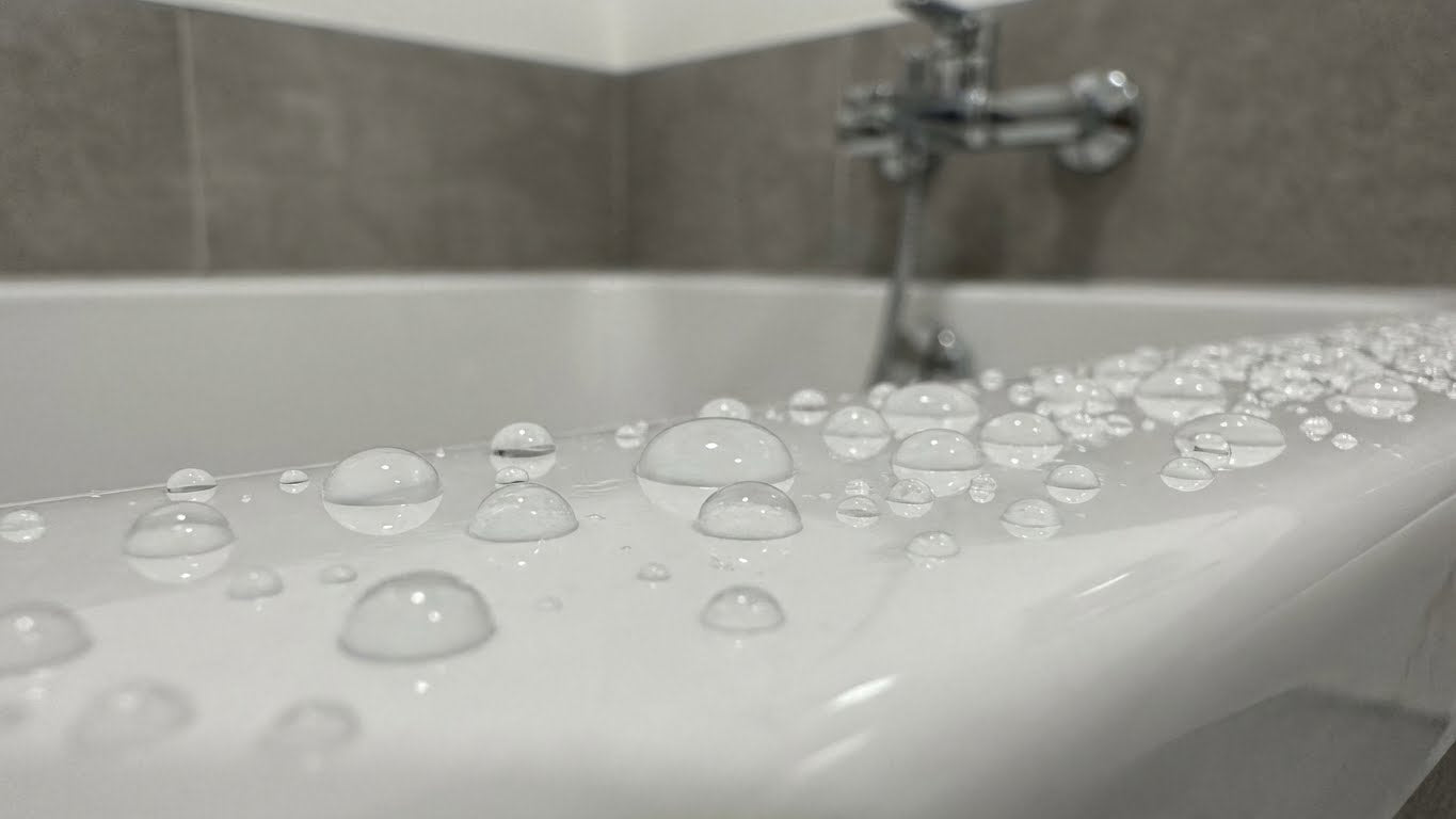 Detailansicht von Wassertropfen auf einer mit ColourPlus Badewannenlack beschichteten Oberflaeche