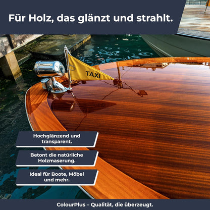 Mit ColourPlus Boots- und Yachtlack hochglaenzend versiegeltes Holzboot mit betonter Maserung und spiegelnder Oberflaeche