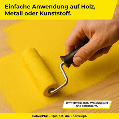 Auftragen von gelber Farbe mit Farbrolle auf Holzoberflaeche als Anwendung des ColourPlus 3 in 1 Buntlacks