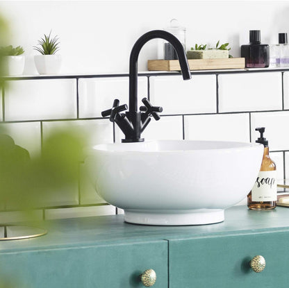 Modernes Badezimmer mit Waschbecken und weiß gestrichenen Fliesen als Anwendungsbeispiel für den ColourPlus Fliesenlack.
