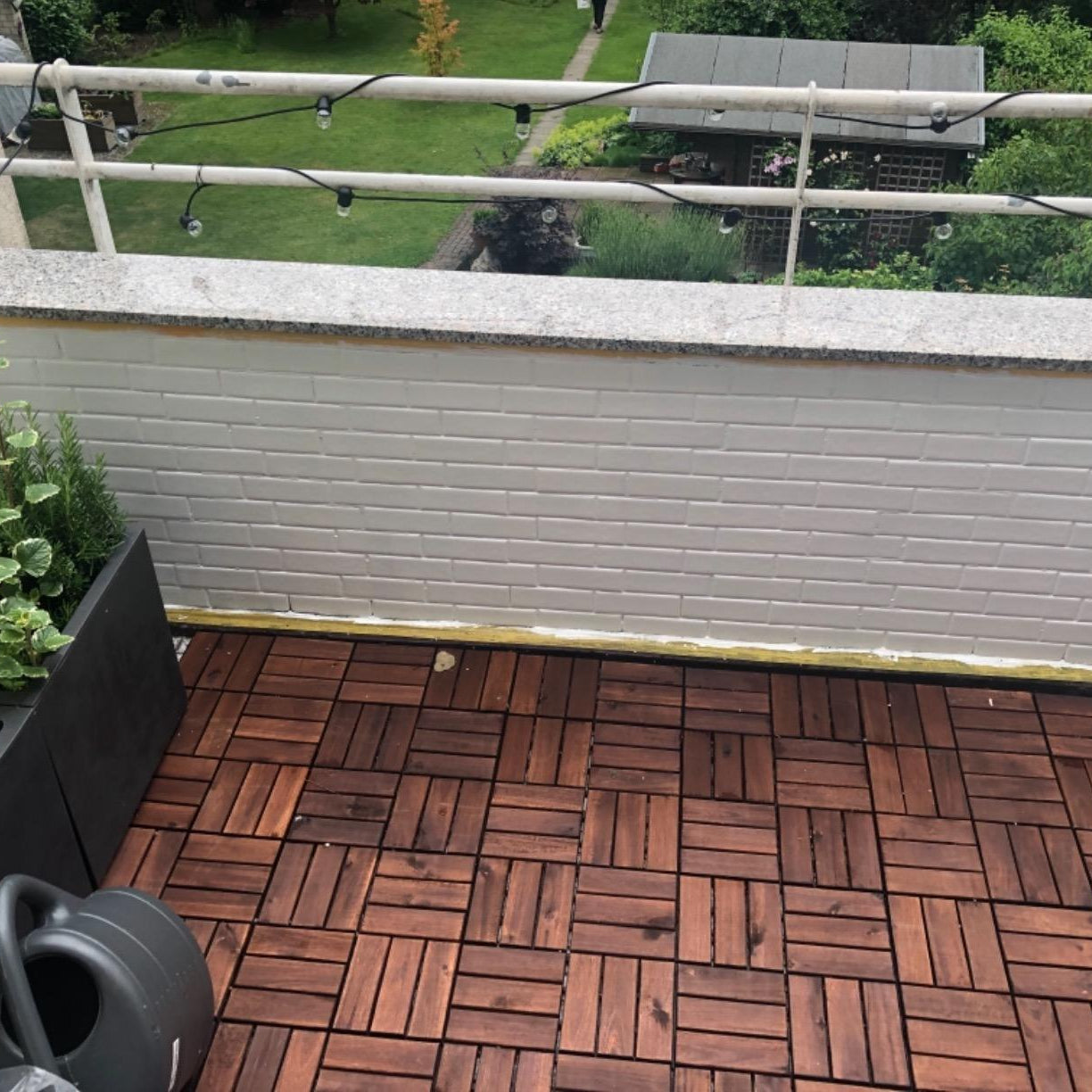 Balkon mit hell gestrichenen Wandfliesen als Nachheransicht nach Anwendung von ColourPlus Fliesenlack.