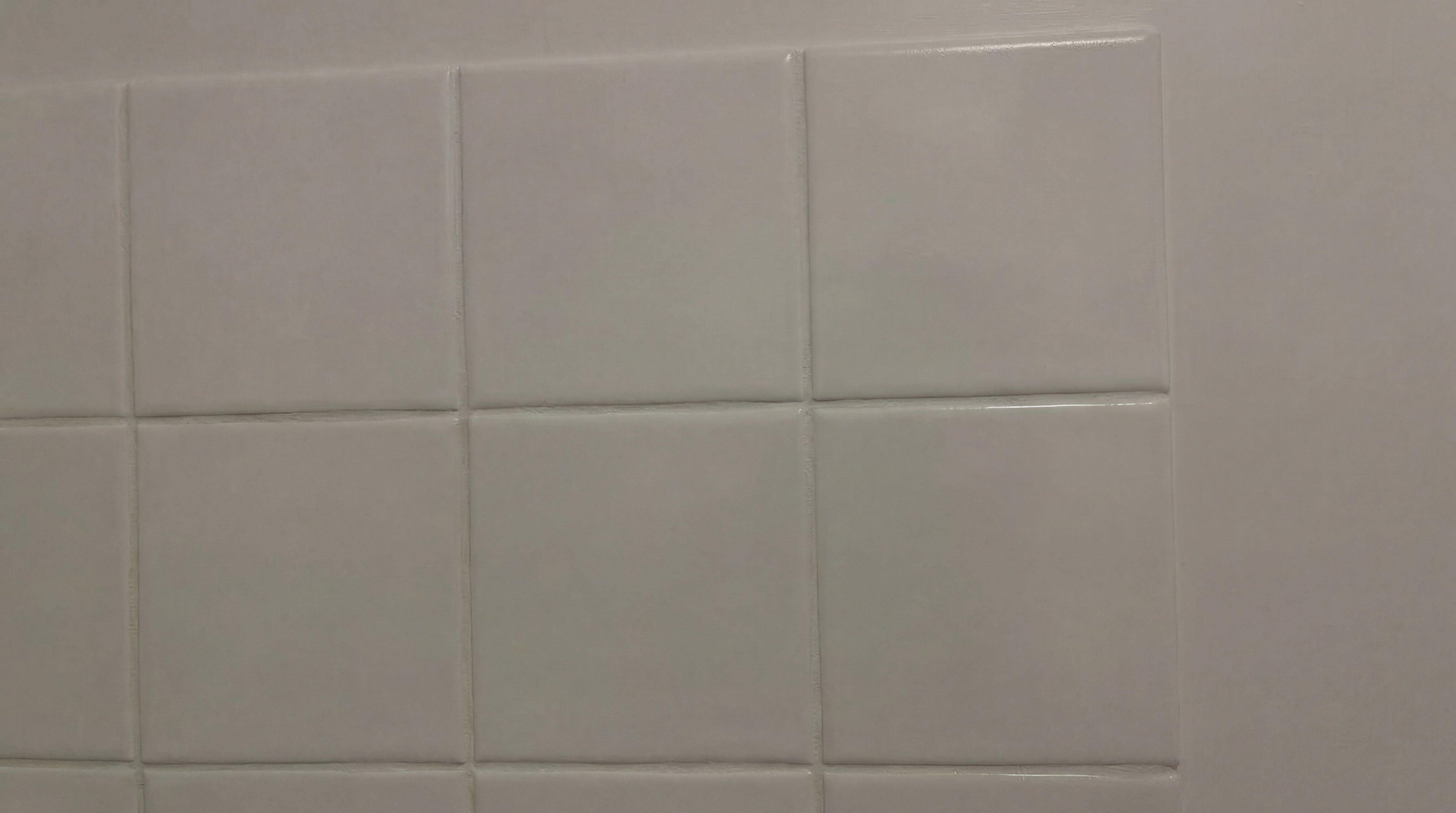Detailaufnahme sauber und gleichmäßig weiß gestrichener Fliesen nach Anwendung des ColourPlus Fliesenlacks.