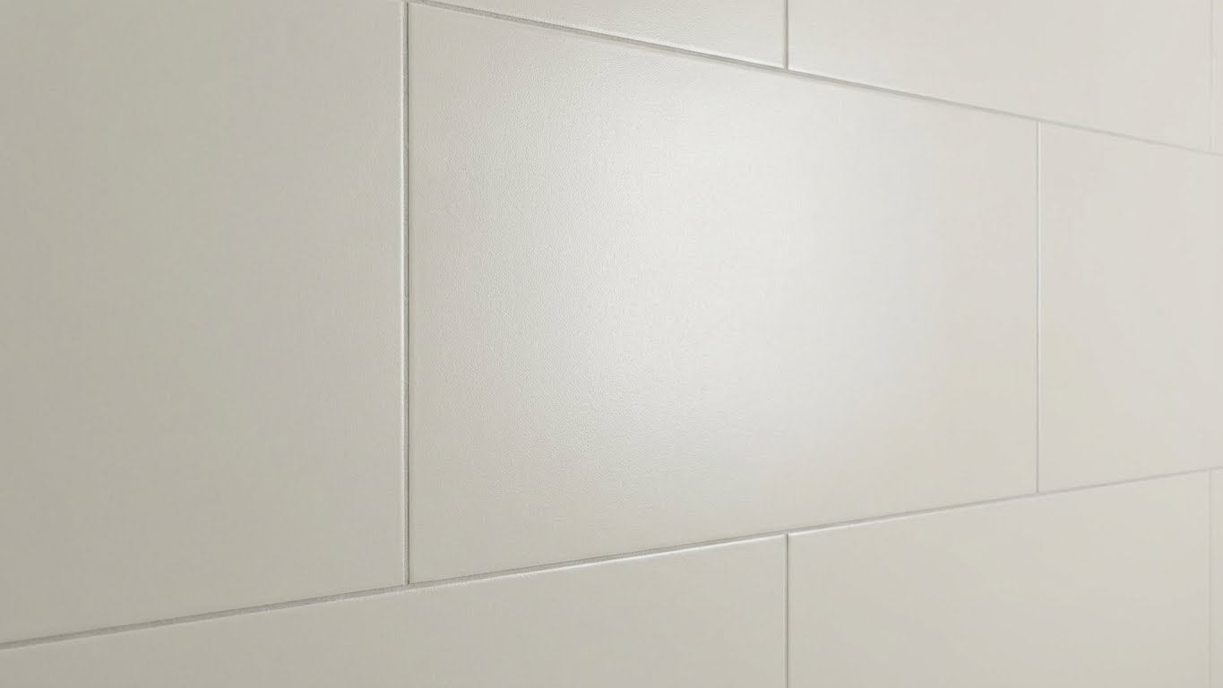 Detailaufnahme einer gleichmäßig gestrichenen weißen Fliesenoberfläche mit ColourPlus Fliesenlack.