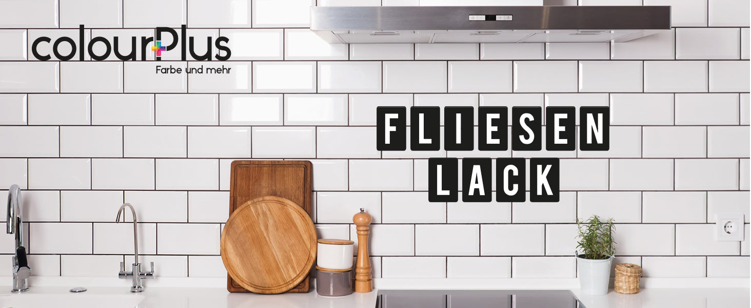 Küchenrückwand mit weißen rechteckigen Fliesen, Spüle, Kochfeld und Schriftzug zum ColourPlus Fliesenlack.