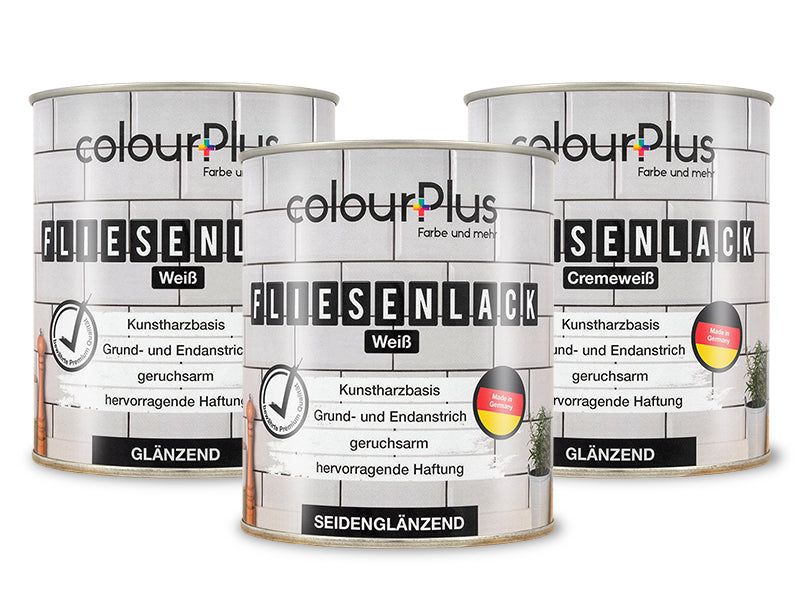 Drei Dosen ColourPlus Fliesenlack in Weiß und Cremeweiß mit den Varianten glänzend und seidenglänzend.