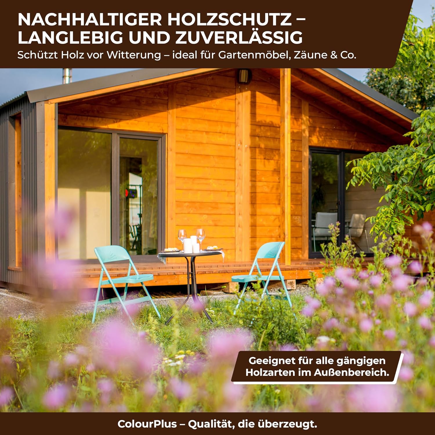 Mit ColourPlus Holzlasur Außen behandeltes Gartenhaus mit sichtbarer Holzfassade im Garten