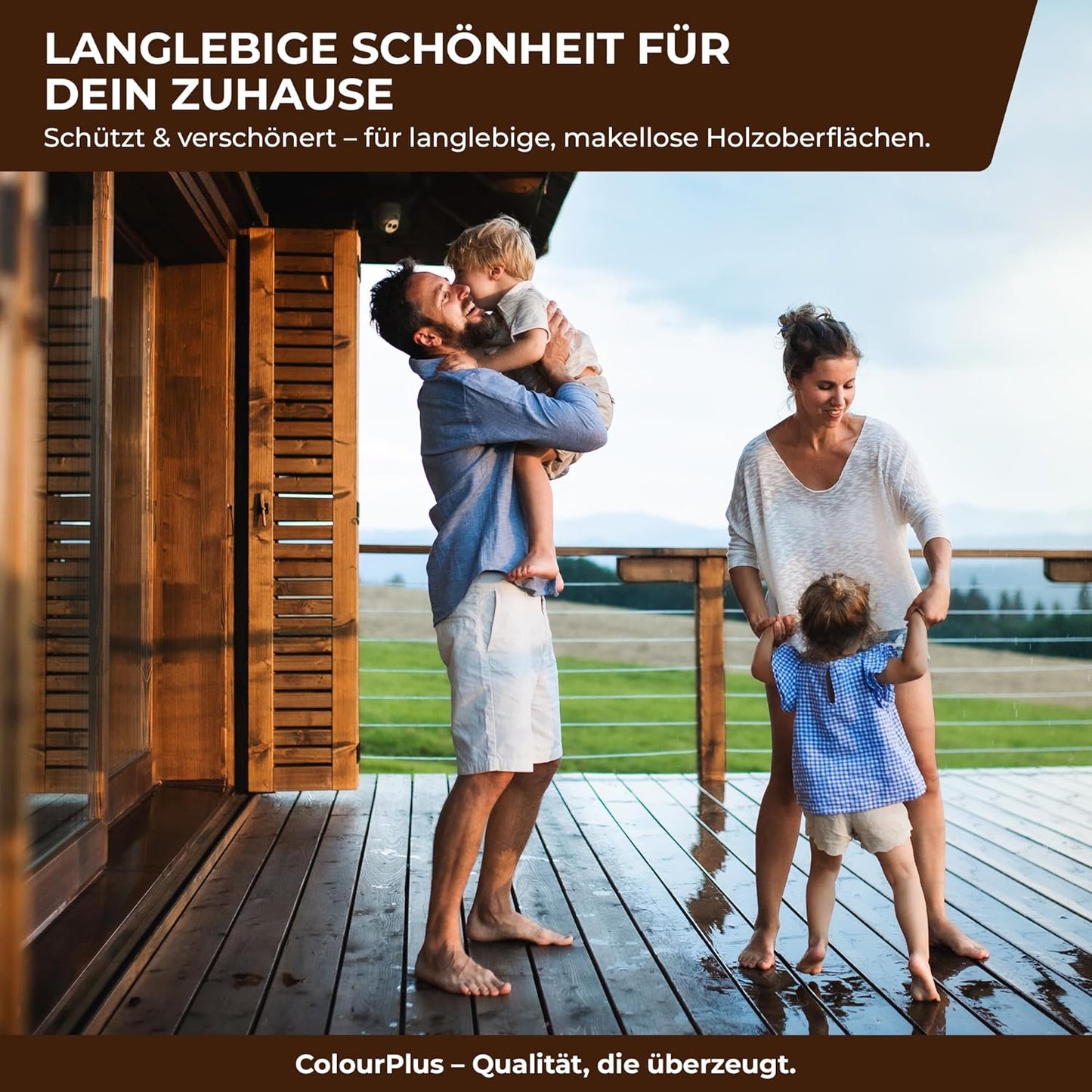 Mit ColourPlus Holzlasur Außen geschützte Holzterrasse mit Familie vor einem Holzhaus im Außenbereich