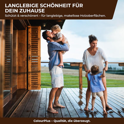 Mit ColourPlus Holzlasur Außen geschützte Holzterrasse mit Familie vor einem Holzhaus im Außenbereich
