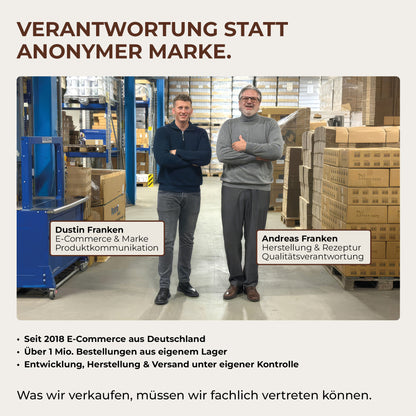 Zwei Mitarbeiter im Lager als Darstellung der Markenverantwortung hinter der ColourPlus Holzschutzlasur Außen.