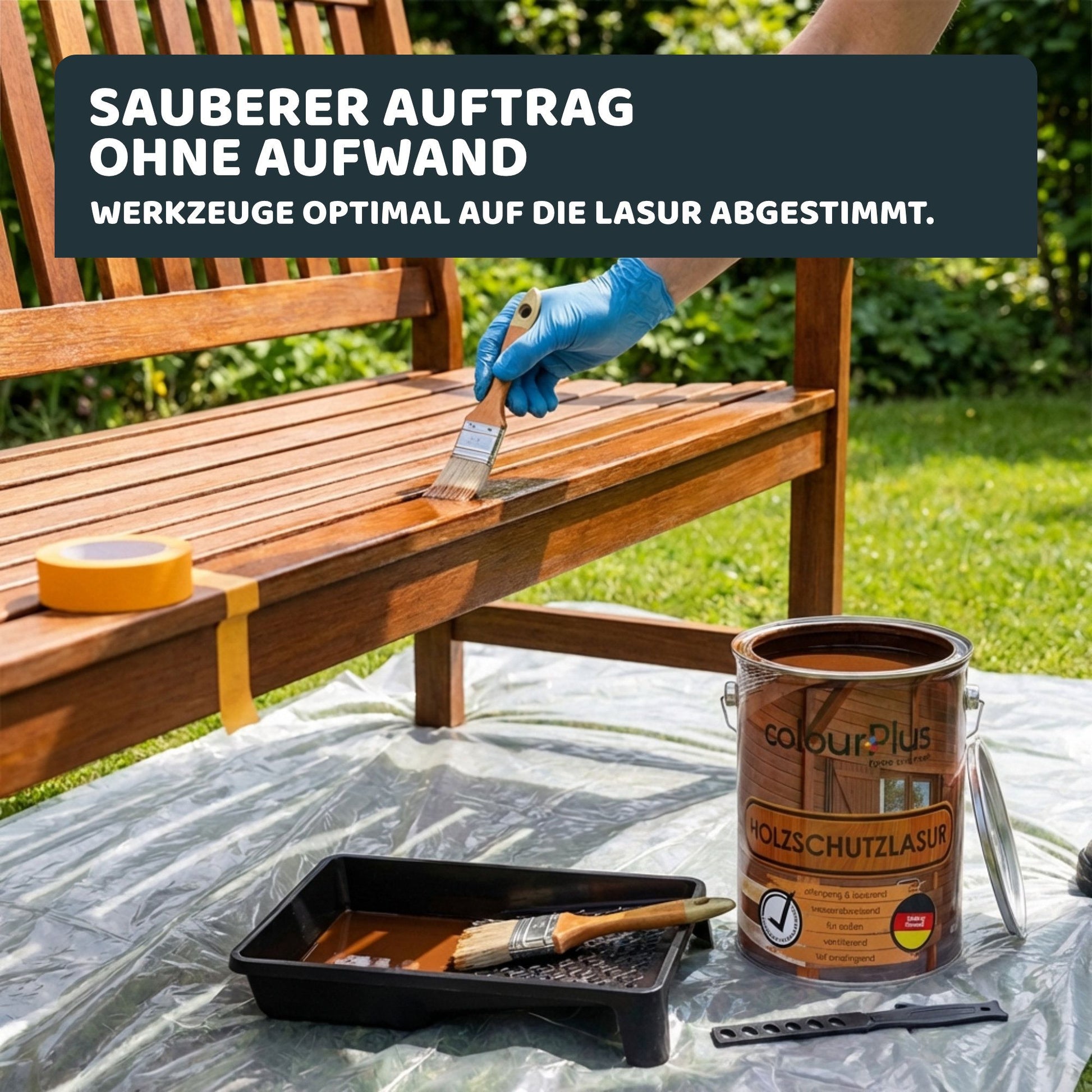 Eine Person trägt colourPlus Holzschutzlasur mit einem Pinsel auf eine Holzbank im Garten auf, daneben Farbwanne und Dose