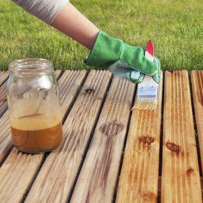 Auftragen von ColourPlus Leinölfirnis mit Pinsel auf Holzdielen im Außenbereich