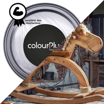 Geöffnete Dose ColourPlus Teak Öl 1 Liter neben behandeltem Holzspielzeugpferd zur Darstellung der Farbvertiefung