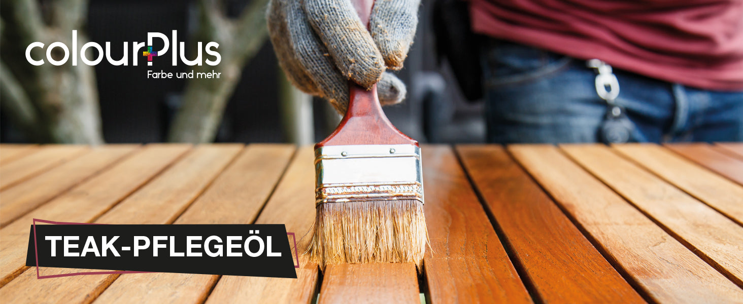 Anwendung von ColourPlus Teak Pflegeöl 1 Liter mit einem Pinsel auf einer Holzoberfläche im Außenbereich