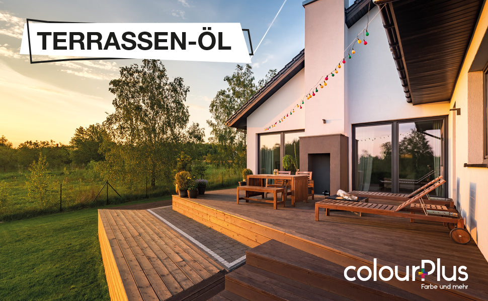 Mit ColourPlus Terrassenöl behandelte Holzterrasse an einem modernen Einfamilienhaus im Abendlicht mit Gartenmoebeln