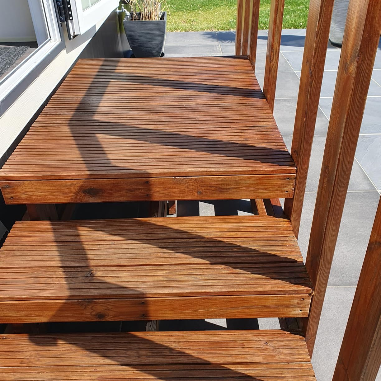Mit ColourPlus Terrassenöl geschuetzte Holztreppe im Aussenbereich mit sichtbarer Holzmaserung