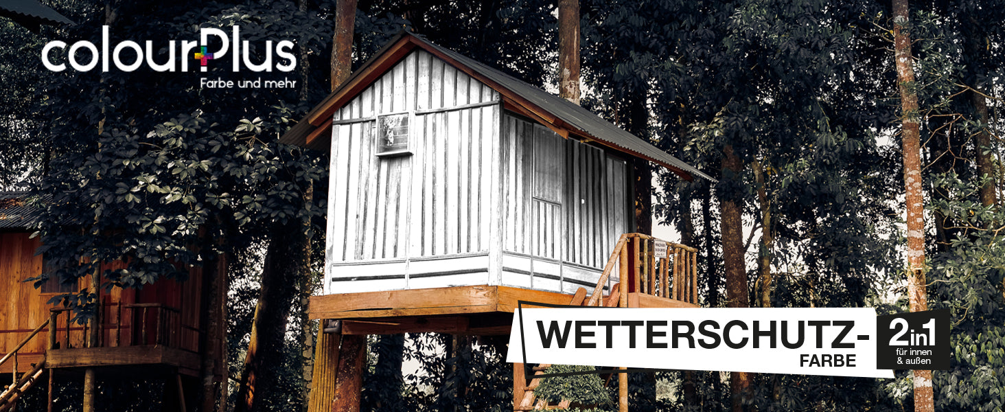 Baumhaus aus Holz im Wald mit Schriftzug zur ColourPlus Wetterschutzfarbe 2in1 für innen und außen.