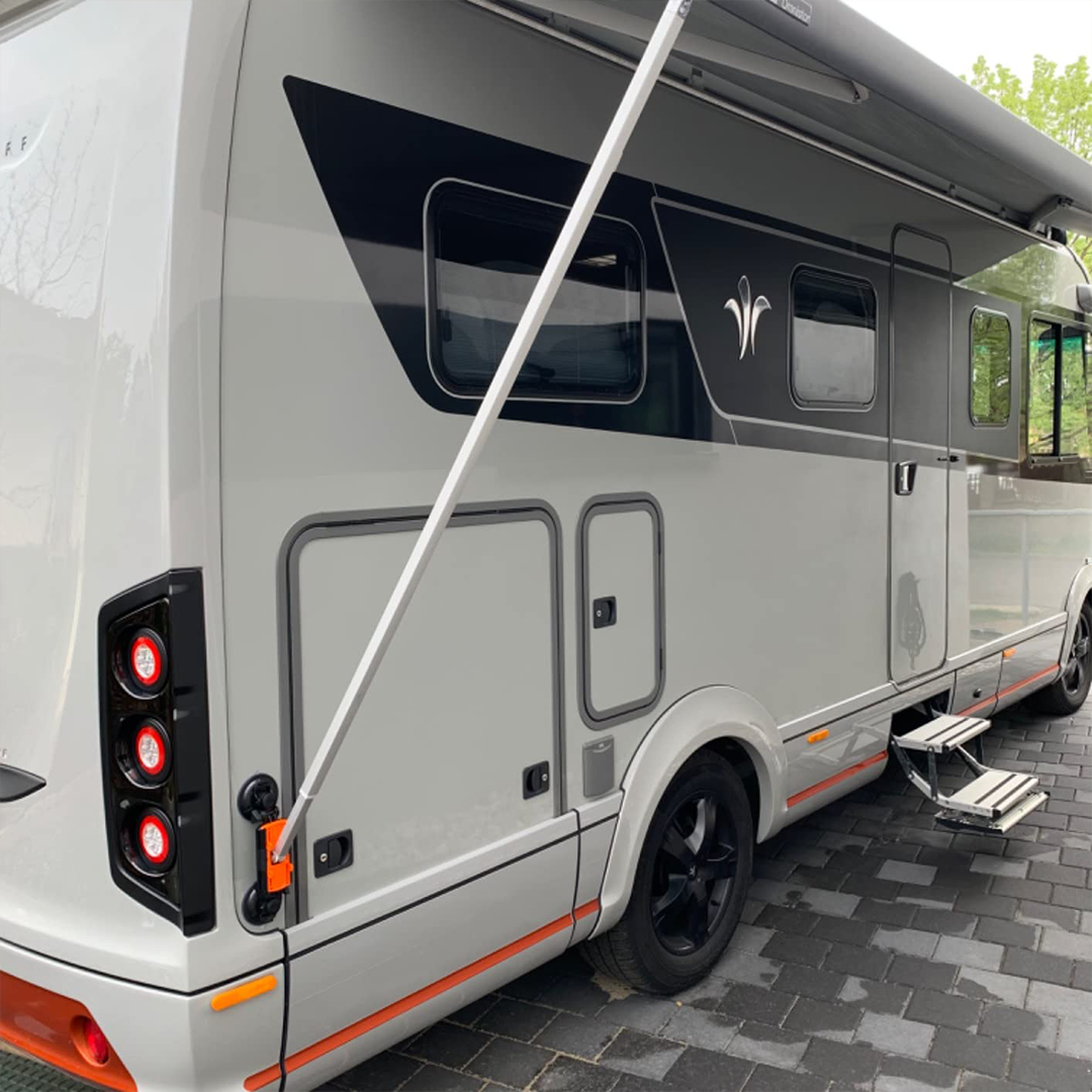 Cosador Markisenhalterung am Wohnmobil montiert und mit Markisenarm verbunden für sicheren Stand ohne Bohren.