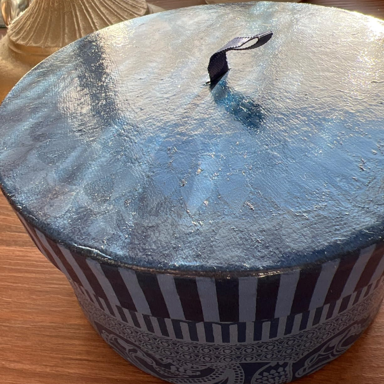 Runde dekorierte Box mit blauem Deckel und ornamentaler Verzierung in Decoupage Optik
