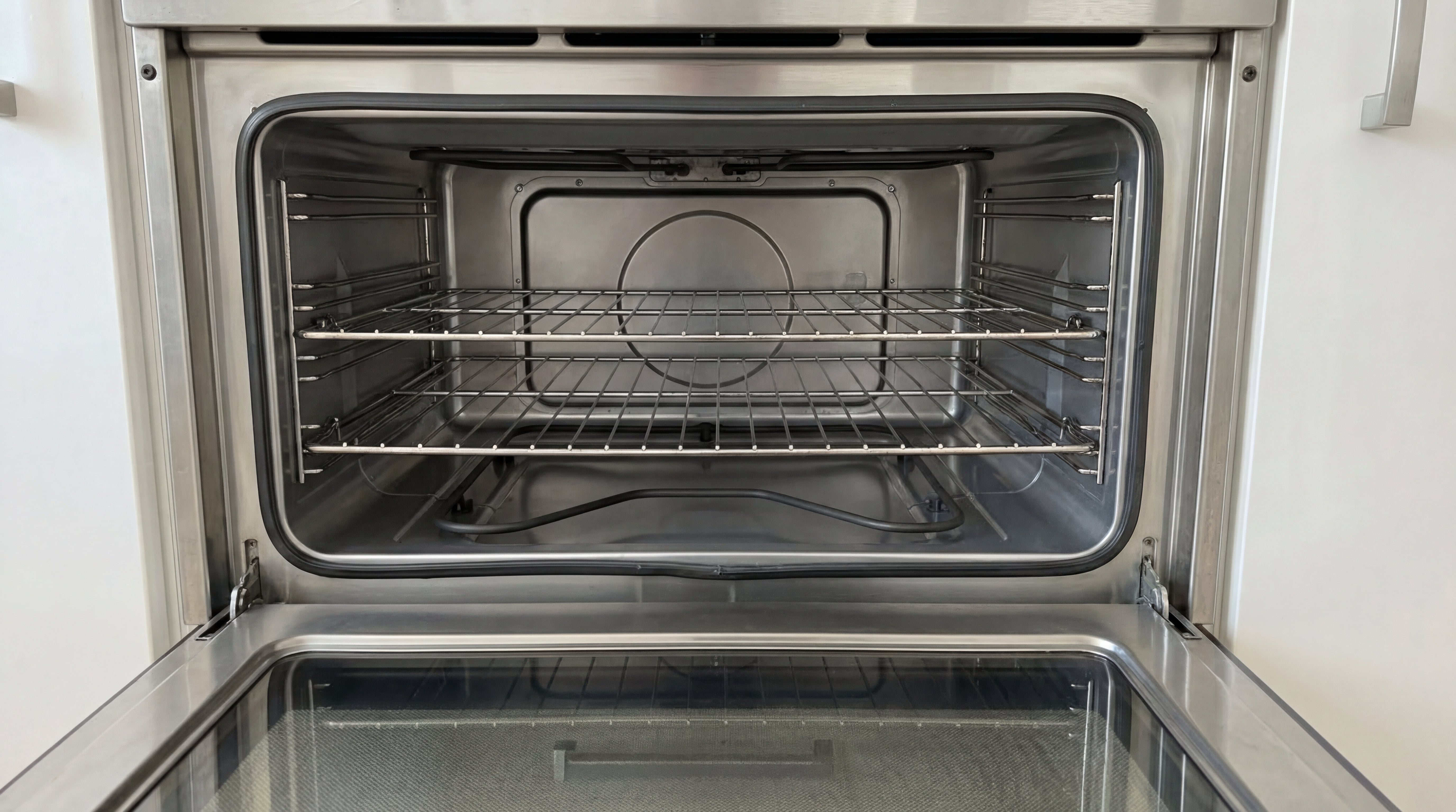 Sauberer und glaenzender Backofeninnenraum nach der Reinigung mit Eco Clean Backofen- und Grillreiniger.