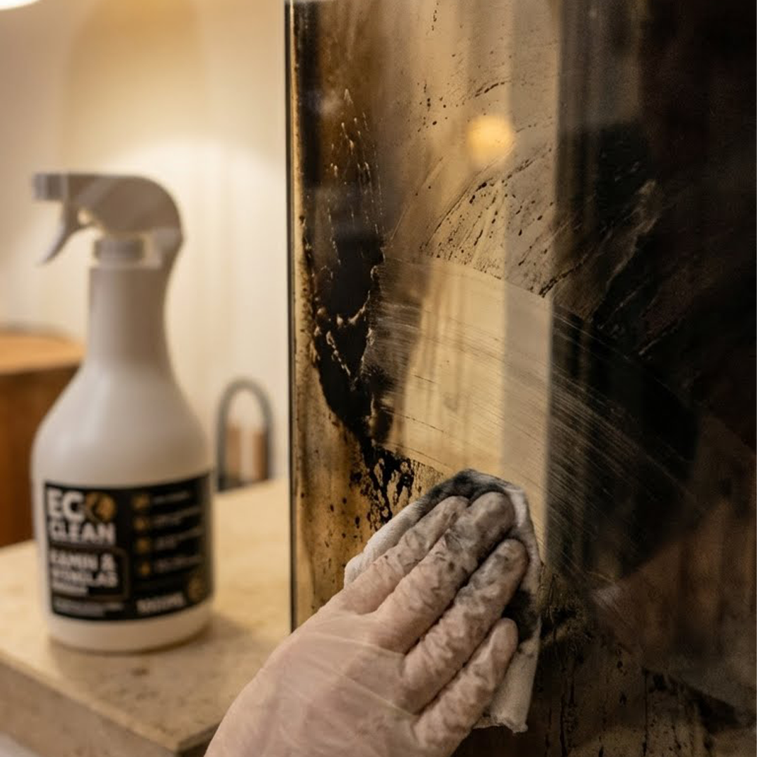 Detailaufnahme von Ruß- und Schmutzablagerungen auf Kaminglas vor der Reinigung