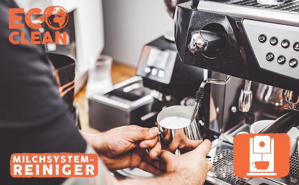 Barista reinigt den Milchaufschaeumer einer Siebtraegermaschine mit Eco Clean Milchsystemreiniger fuer hygienisch sauberen Milchschaum.