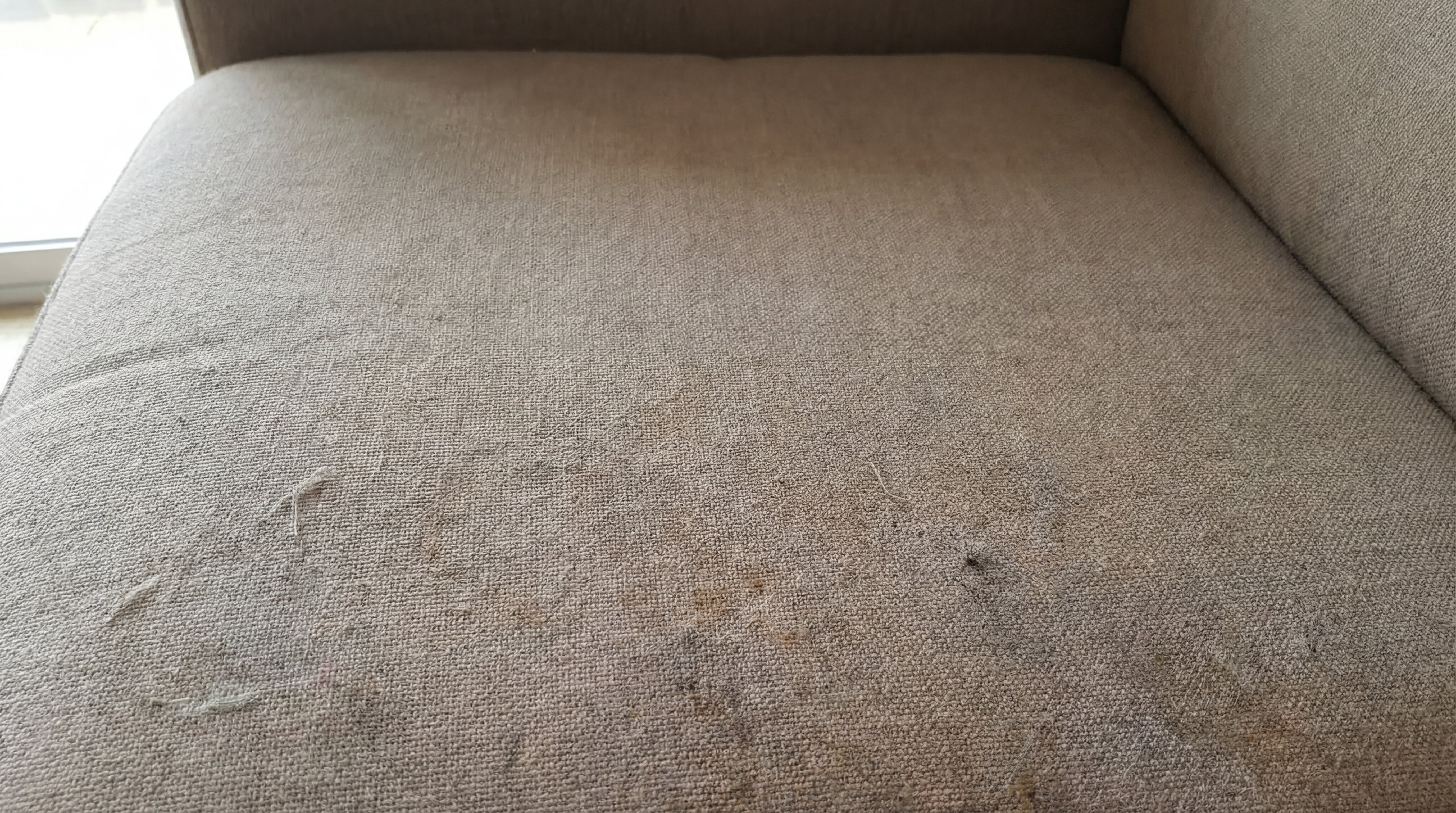 Gereinigte Sofaoberfläche ohne sichtbare Flecken als Nachher-Ergebnis mit dem Eco Clean Polsterreiniger 1 Liter.